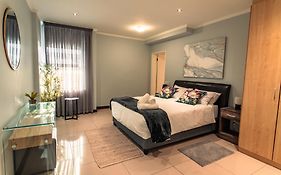 The Centurion - Pool Deck Apartment With Views!